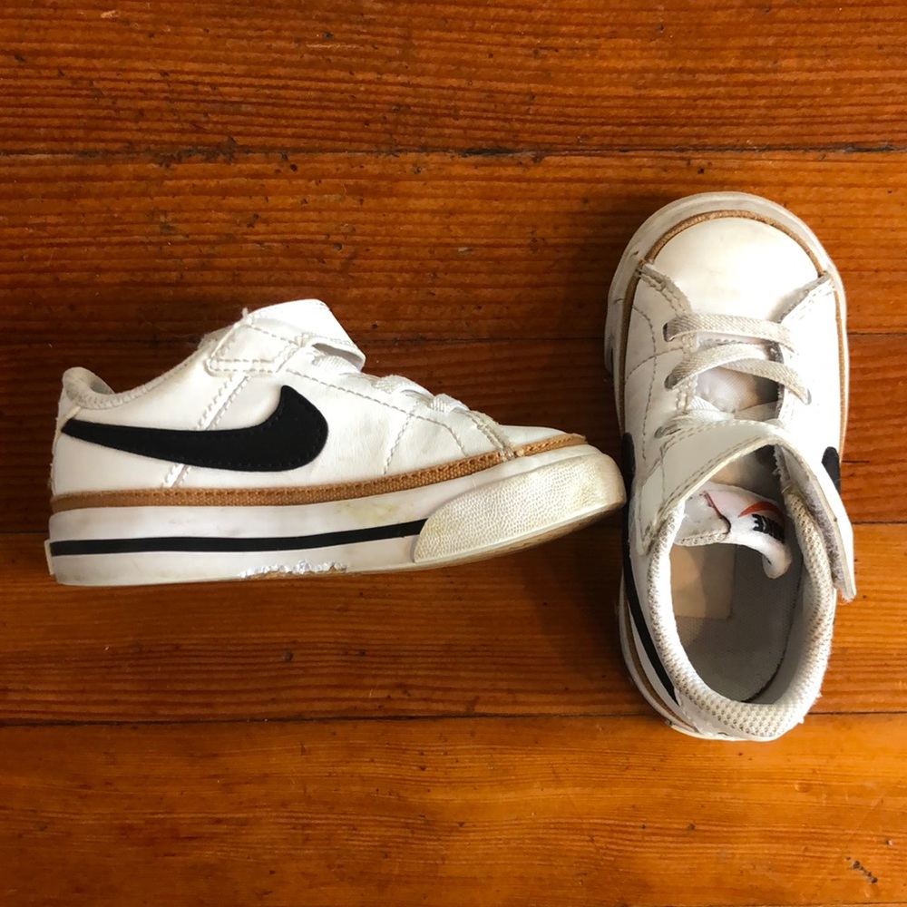 Toddler nike size 6c shoe.